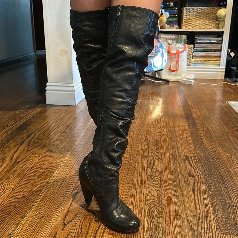 Miz Mooz Black Over-the-Knee High Boots.
Size 8 - Chic & Timeless 🌟